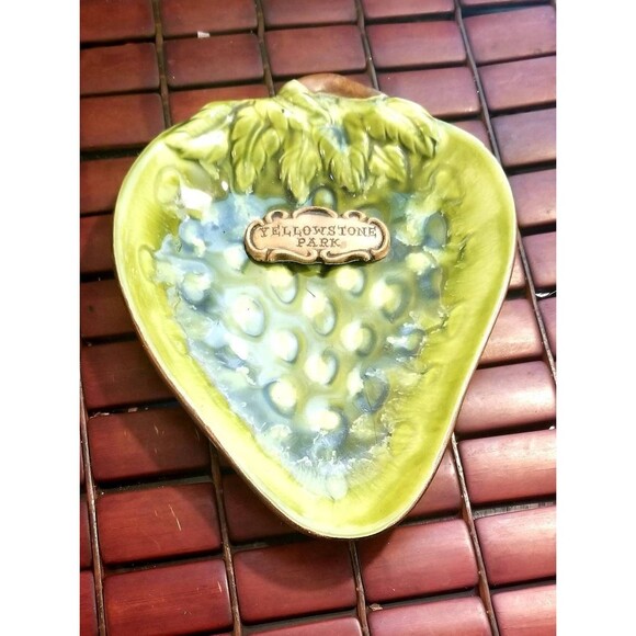 Vintage Yellowstone Park Green Strawberry Souvenir Trinket Dish Treasure Craft - Picture 1 of 3